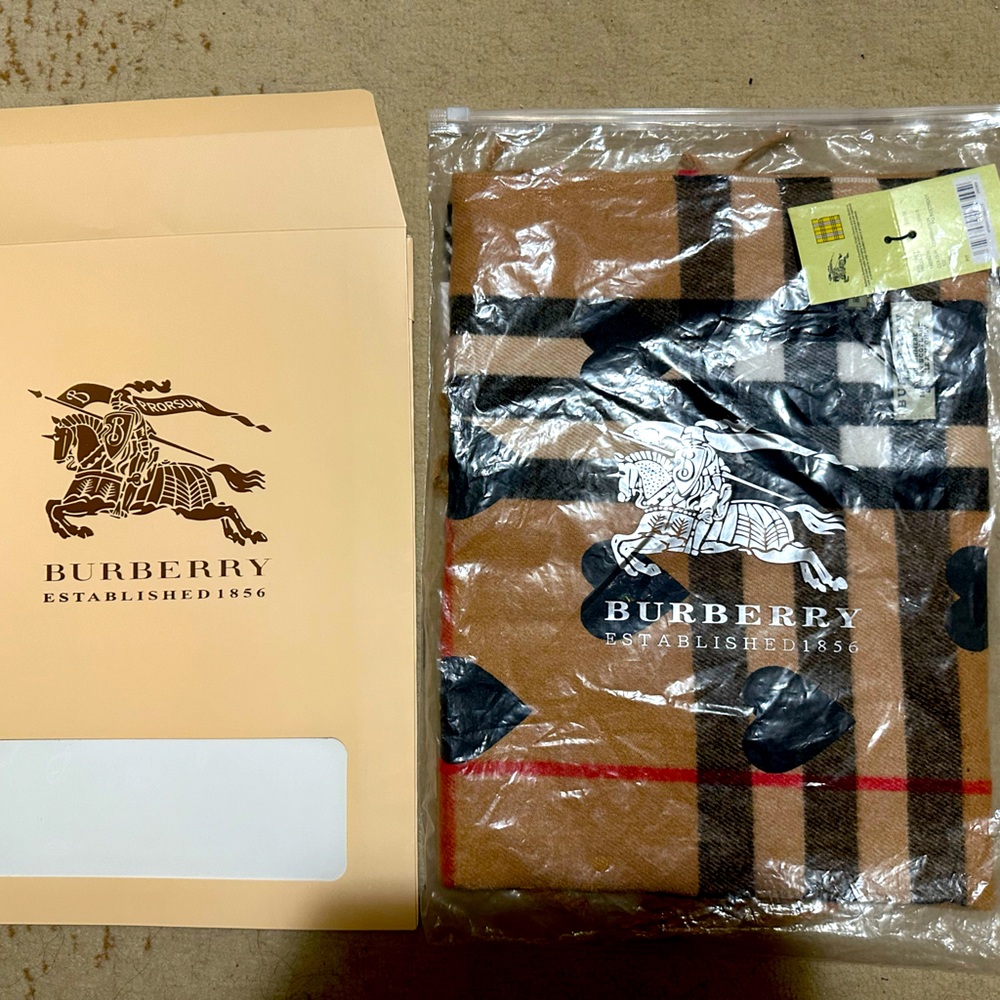 VERY RARE BURBERRY HEARTS